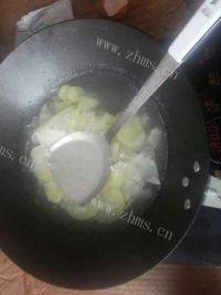 美味西红柿土豆咸笋汤做法图解4)