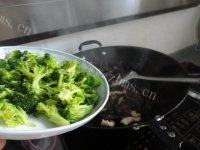 木耳炒西兰花自制做法图解7)