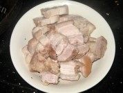 美味的香芋五花肉煲做法图解2)