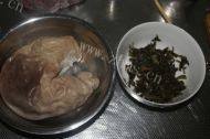 家常菜酸菜猪肚汤做法图解1)