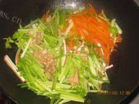 家常菜芹菜胡萝卜炒肉丝做法图解4)