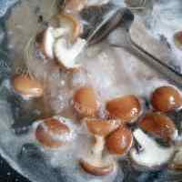 美味的香菇小白菜热汤面的做法图解七