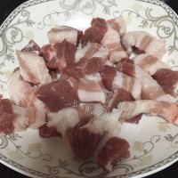 家常菜茶树菇烧五花肉做法图解3)