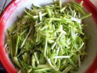 「家有大厨」蒜苗炒鸡蛋做法图解2)