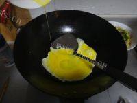 简单易做的黄瓜炒鸡蛋做法图解3)