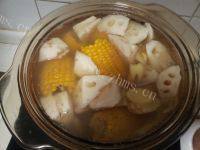 鲜香玉米莲藕排骨汤做法图解9)