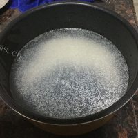 美味的皮蛋粥做法图解4)