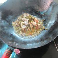 酸豆角炒卤肉做法图解9)