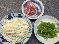 家常菜茭白青椒炒肉丝做法图解1)