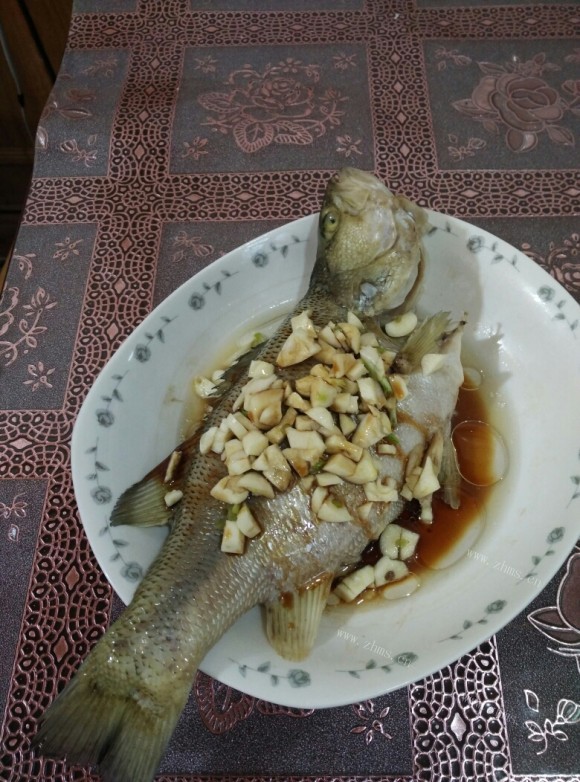 色香味俱全的清蒸鲈鱼