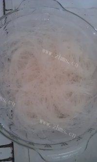 色味俱佳的蒜蓉粉丝蒸带子做法图解2)