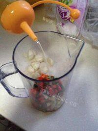 自己制作的蒜蓉辣椒酱做法图解3)