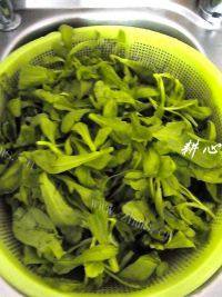 美味的蚝仔茼萵汤做法图解2)
