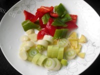 家常菜豆干炒腊肉做法图解4)