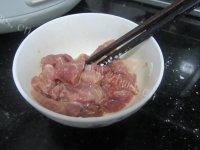 家常菜肉片炒芥兰做法图解2)