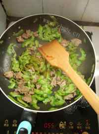 家常菜苦瓜炒牛肉做法图解11)