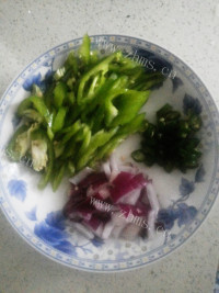 家常菜青椒炒鸭肠做法图解2)
