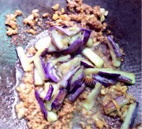 家常菜肉末茄子做法图解7)