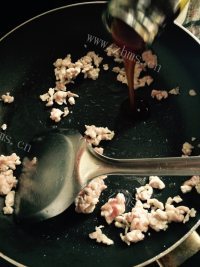 美味的猪肉煲仔饭做法图解7)