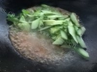家常菜黄瓜炒肉片做法图解7)
