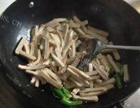 家常菜芹菜炒豆腐做法图解5)