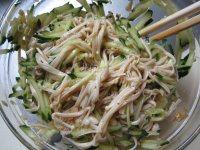 色味俱佳的黄瓜拌金针菇