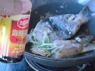 鱼头炖豆腐做法图解6)