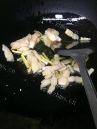家常卷心菜炒肉做法图解5)