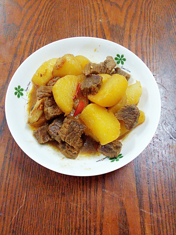 色泽鲜亮的萝卜炖牛肉