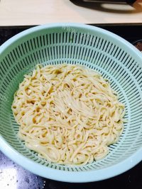 热腾腾的芽菜鸡蛋炒面做法图解3)