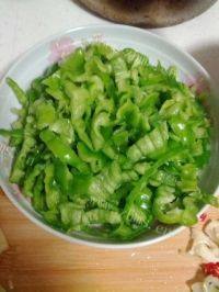 家常菜尖椒牛肉做法图解1)