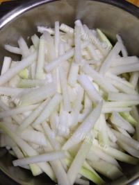 美味的炝拌丕蓝做法图解3)