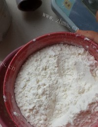 美味的焦糖杏仁派做法图解3)