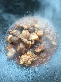 好吃不腻的红焖羊肉做法图解8)
