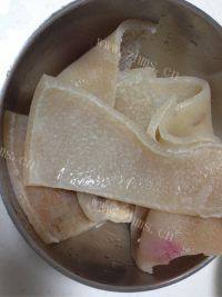 美味的黄豆肉皮冻做法图解4)