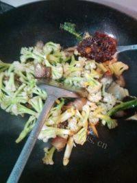 卖相不错的腊肉炒菜花做法图解6)