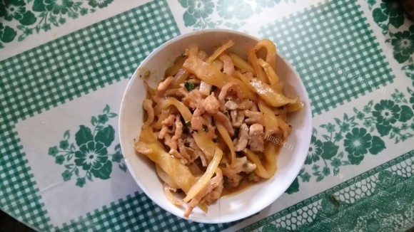 色泽鲜亮的榨菜炒肉丝