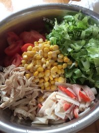 自制鸡胸肉蔬菜沙拉做法图解3)