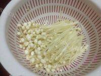 家常菜金针菇培根卷做法图解3)