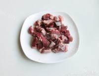 美味的秋藕炖牛腩做法图解5)