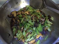 家常菜香菇芹菜做法图解7)