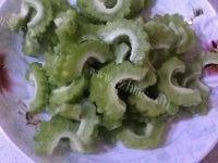 诱人的苦瓜炒鸡蛋做法图解1)