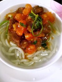 美味的番茄牛肉面