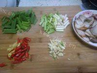 家常菜腊肉炒蒜苗做法图解2)