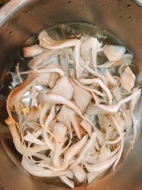 浓香菌菇猪蹄汤做法图解5)