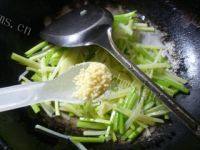 家常菜芹菜炒土豆做法图解9)