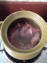 美味的玉米骨头汤做法图解2)