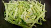 香飘十里的芹菜炒牛肉做法图解3)