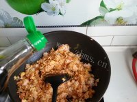 香气浓郁的辣白菜炒饭做法图解8)