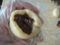 美味的松仁细沙月饼做法图解7)